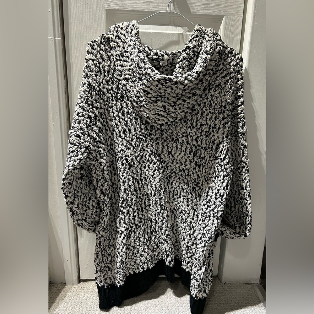 SALE 💙 SOPHYLINEv& CO 💙 Salt & Pepper Knit Hoodie BNWT - medium